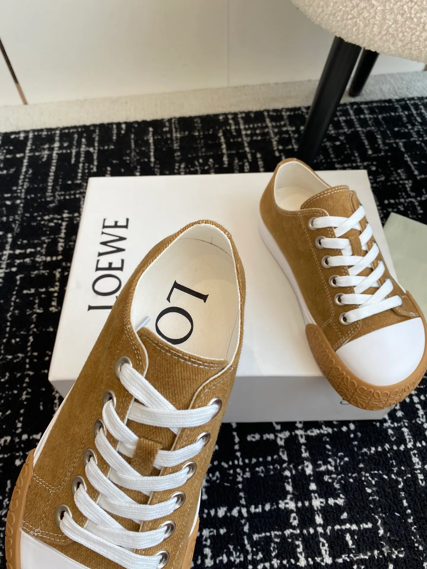 👟👟Ex-factory price 560👟👟 LOEWE 24ss new autumn and winter Terra Vulca lace-up sports shoes, large-toe vulcanized shoes, with vulcanized rubber soles and asymmetrical thick toes, wide last style, decorated with LOEWE logo label on the quarter *Anagram embossed outsole and upper high ZP customization, original material, imported canvas, outsole: ZP mold custom vulcanized outsole Insole: ZP customized insole Size: #35-41 (40 41 customized, non-returnable)